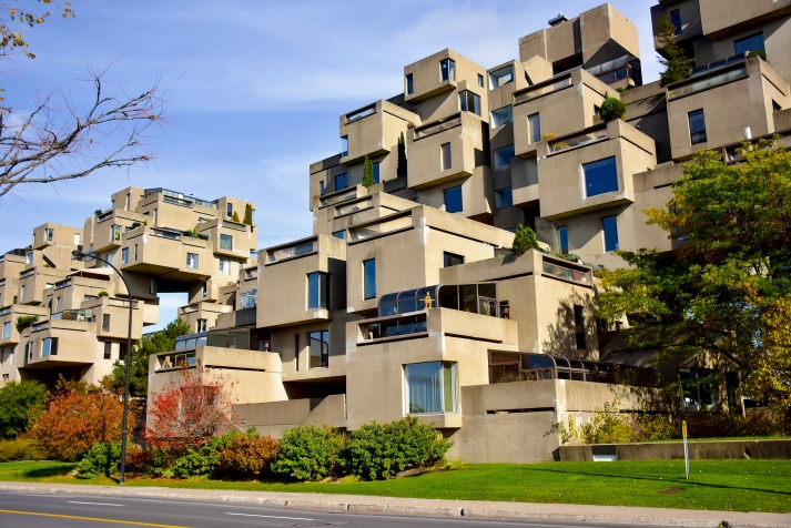 La modularidad se ajusta al fondo: cómo las construcciones híbridas crean arquitecturas que pertenecen a