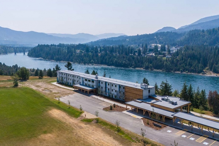 La modularidad se ajusta al fondo: cómo las construcciones híbridas crean arquitecturas que pertenecen a