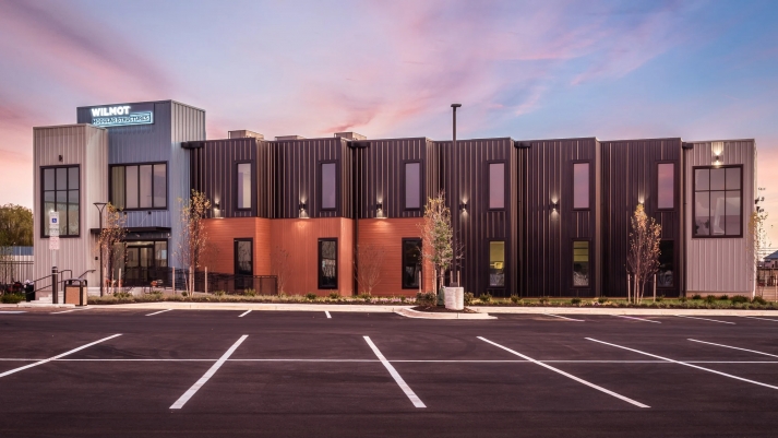 La modularidad se ajusta al fondo: cómo las construcciones híbridas crean arquitecturas que pertenecen a