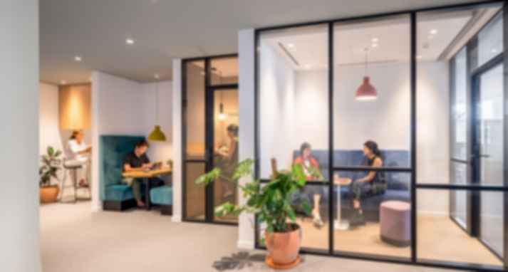 Más allá del escritorio: espacios de trabajo para concentrarse y colaborar