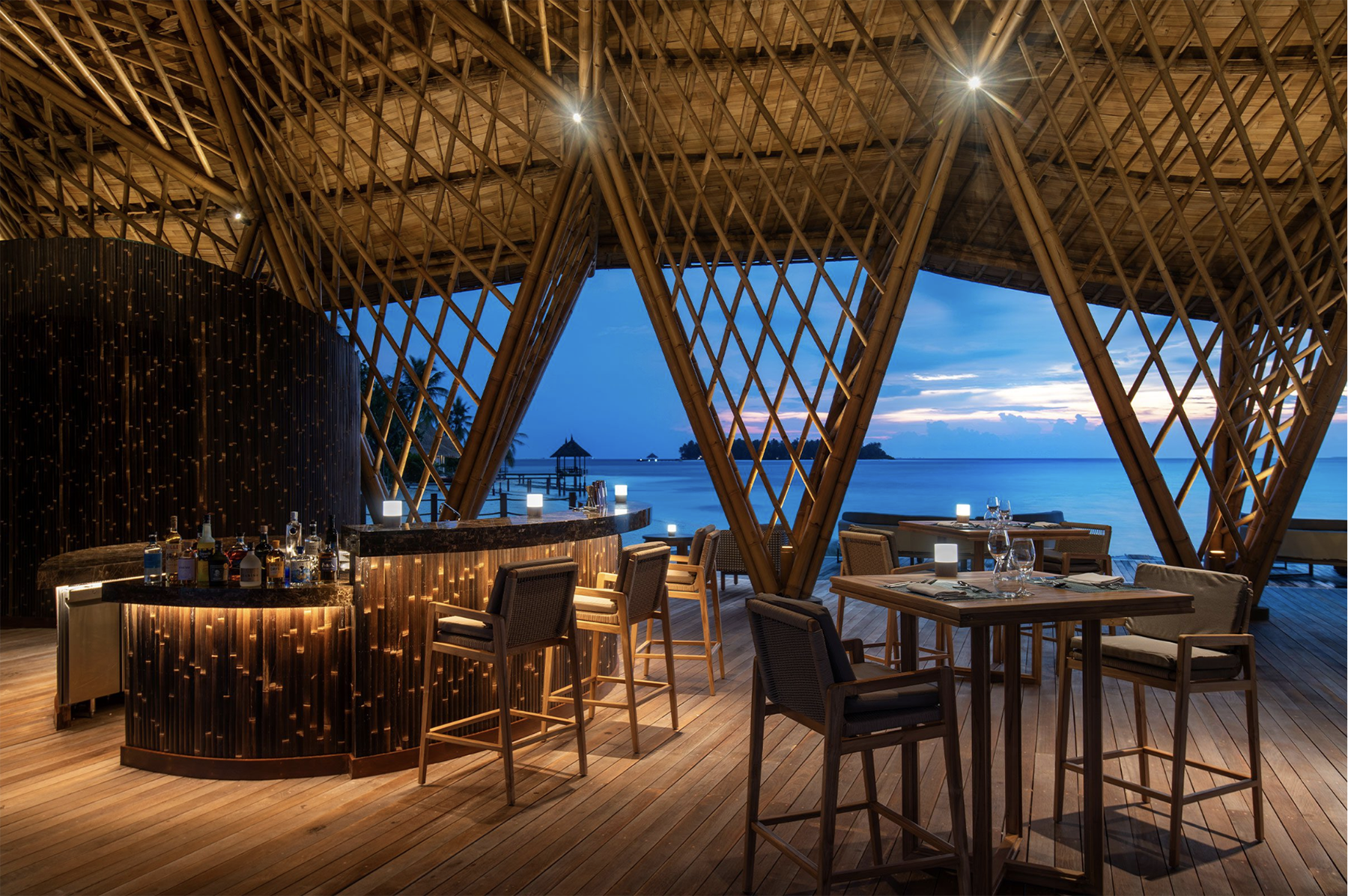 Madi Hiyaa - Sunset Bar - modlar.com