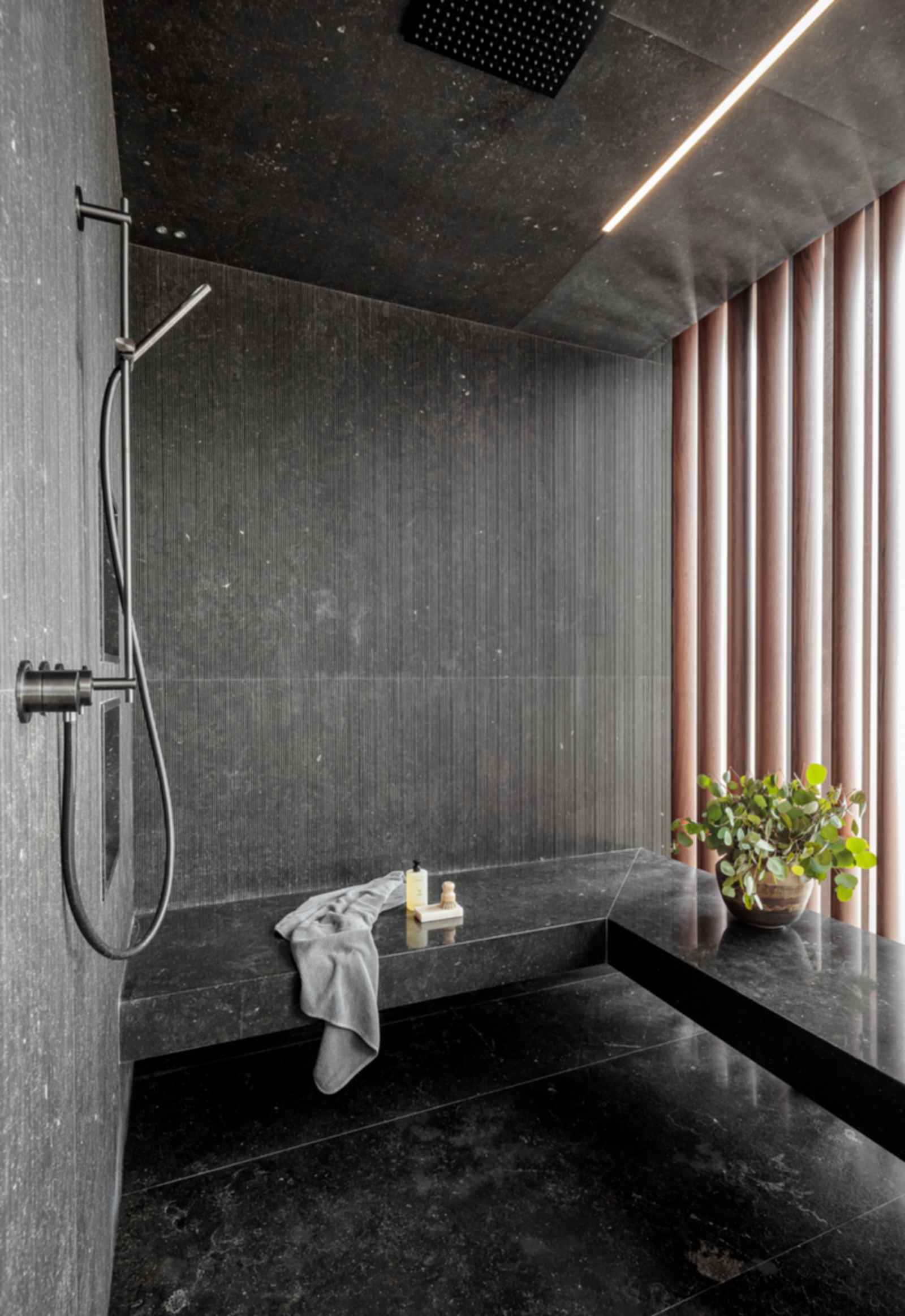 Cossu - Shower
