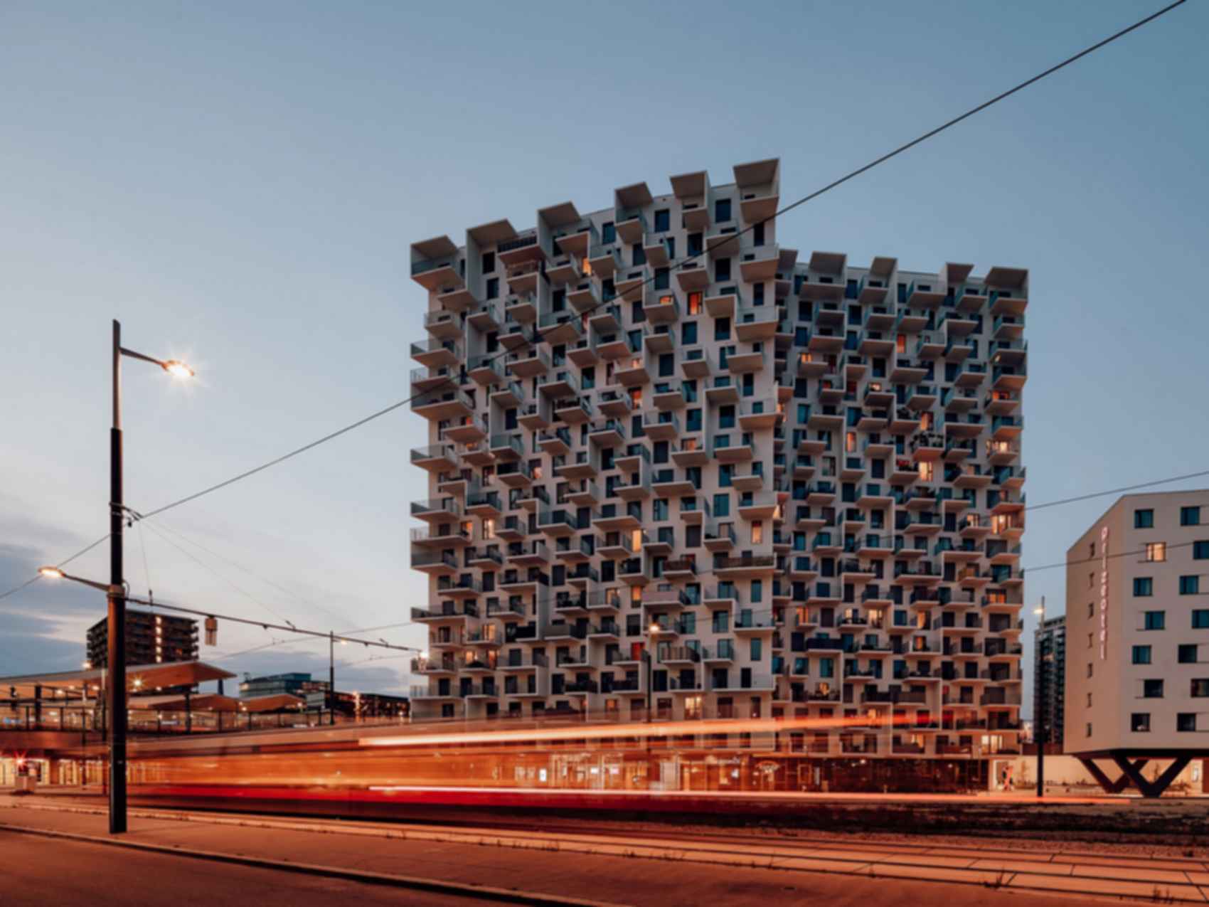 The Metropolitan - By Night The Metropolitan - By Night