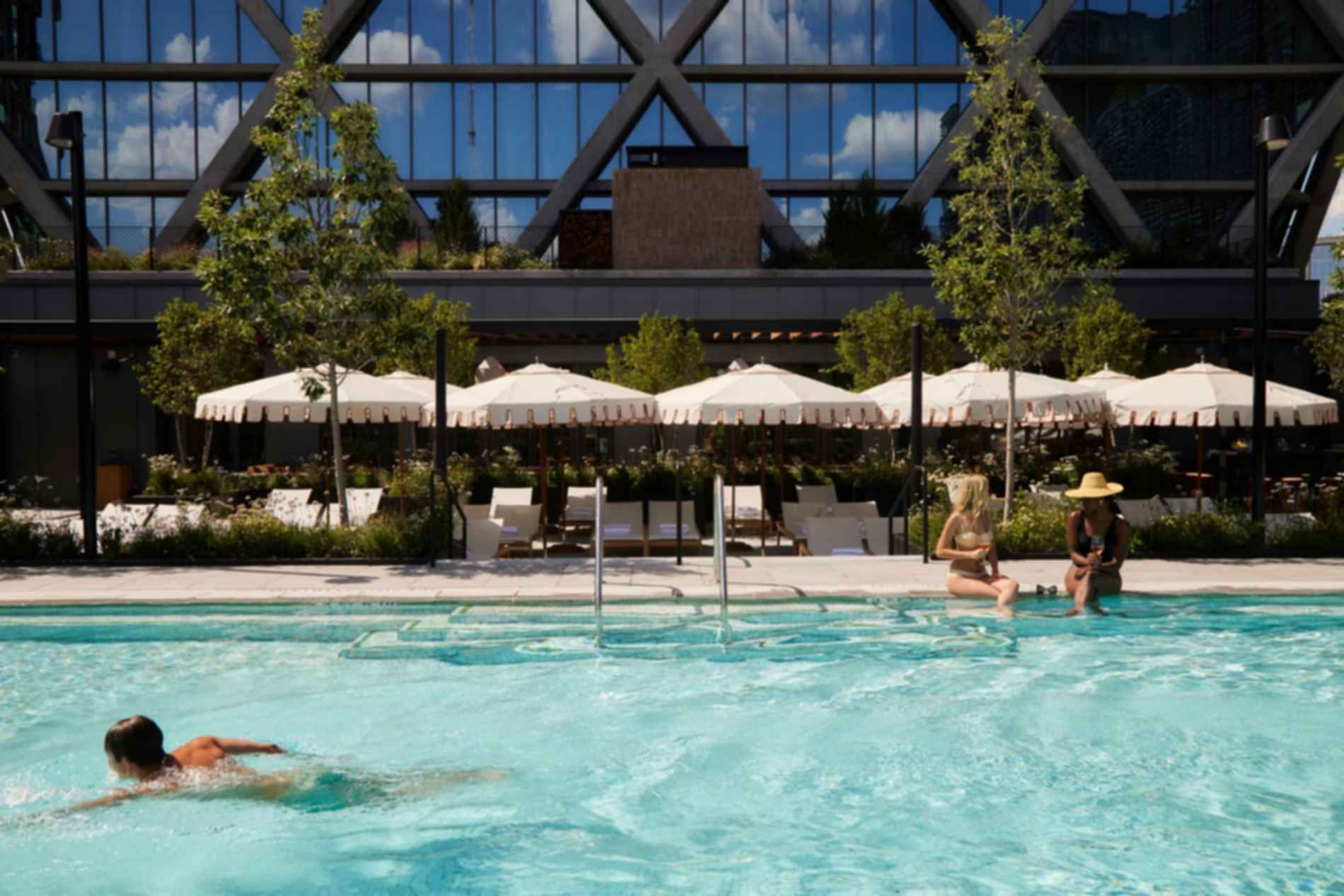 FORTH Hotel - Poolside
