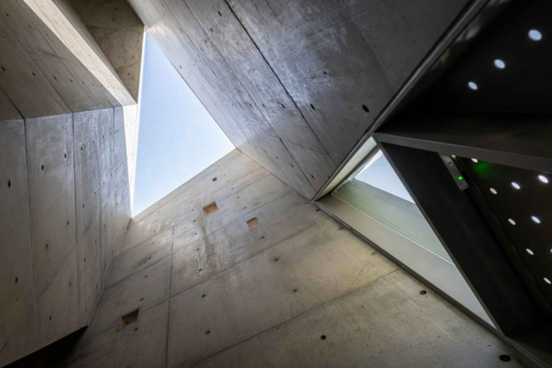 Paul Chiang Art Center - Void Paul Chiang Art Center - Void