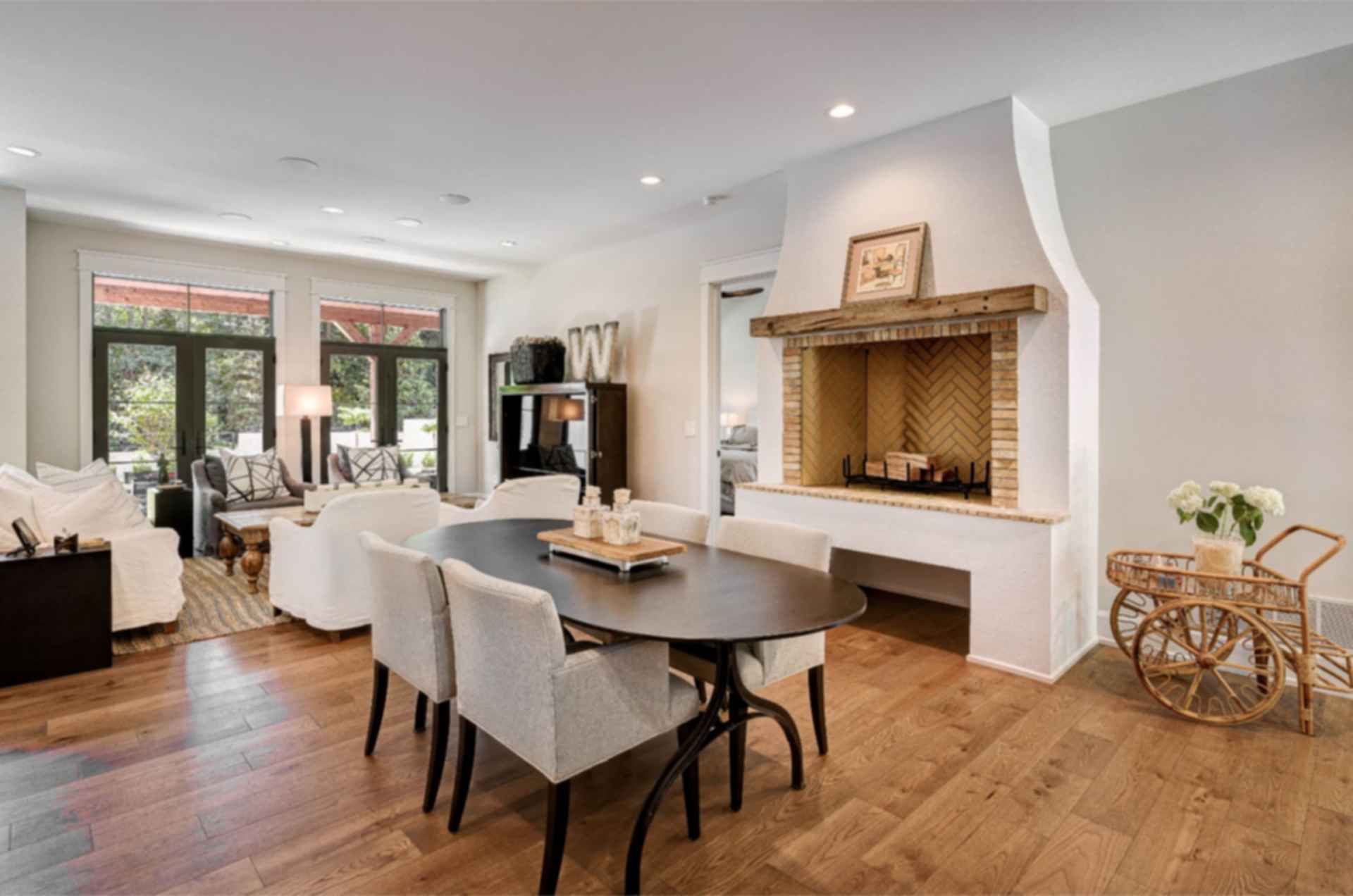 911 Parkway - Interior