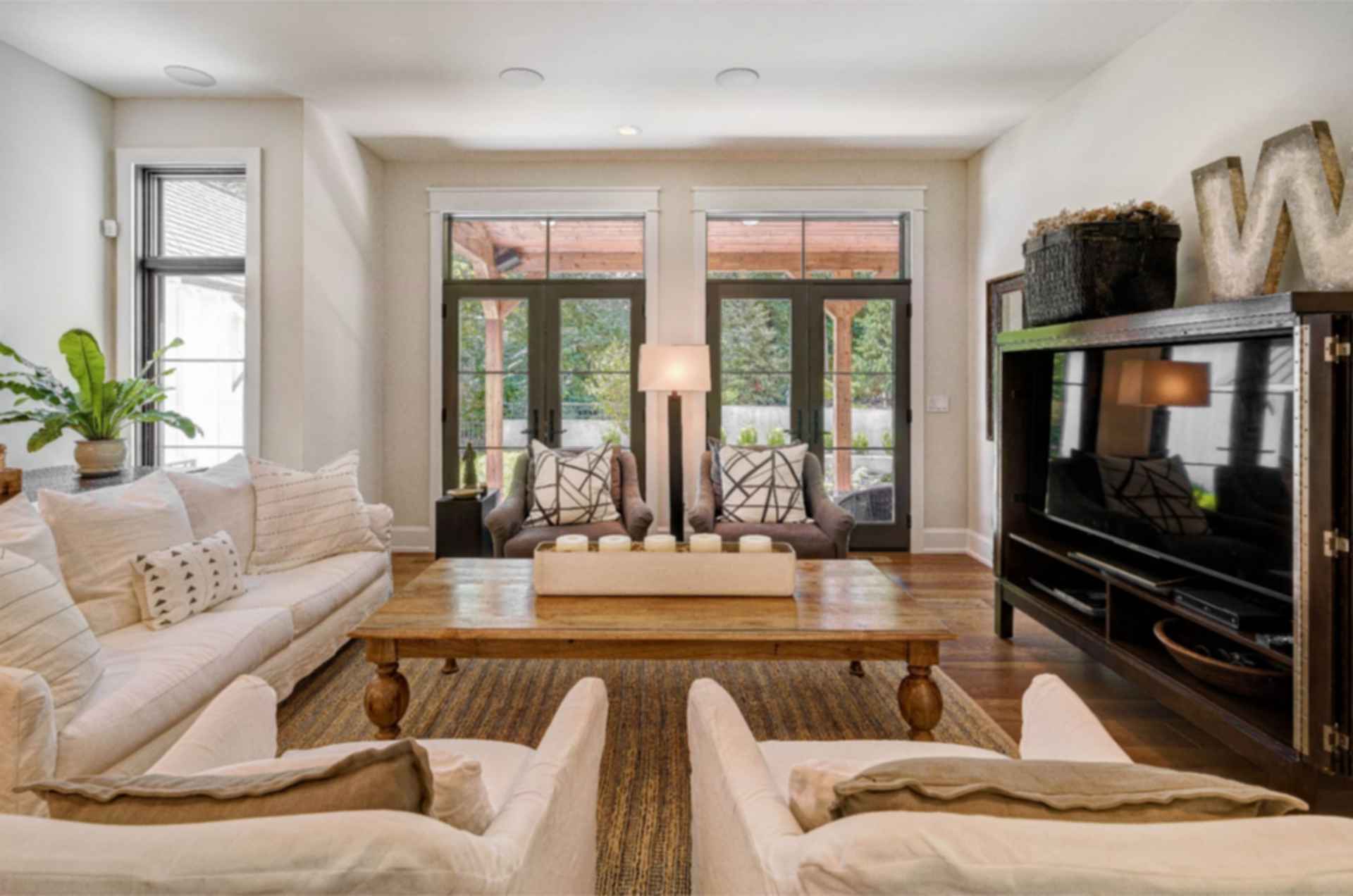 911 Parkway - Interior
